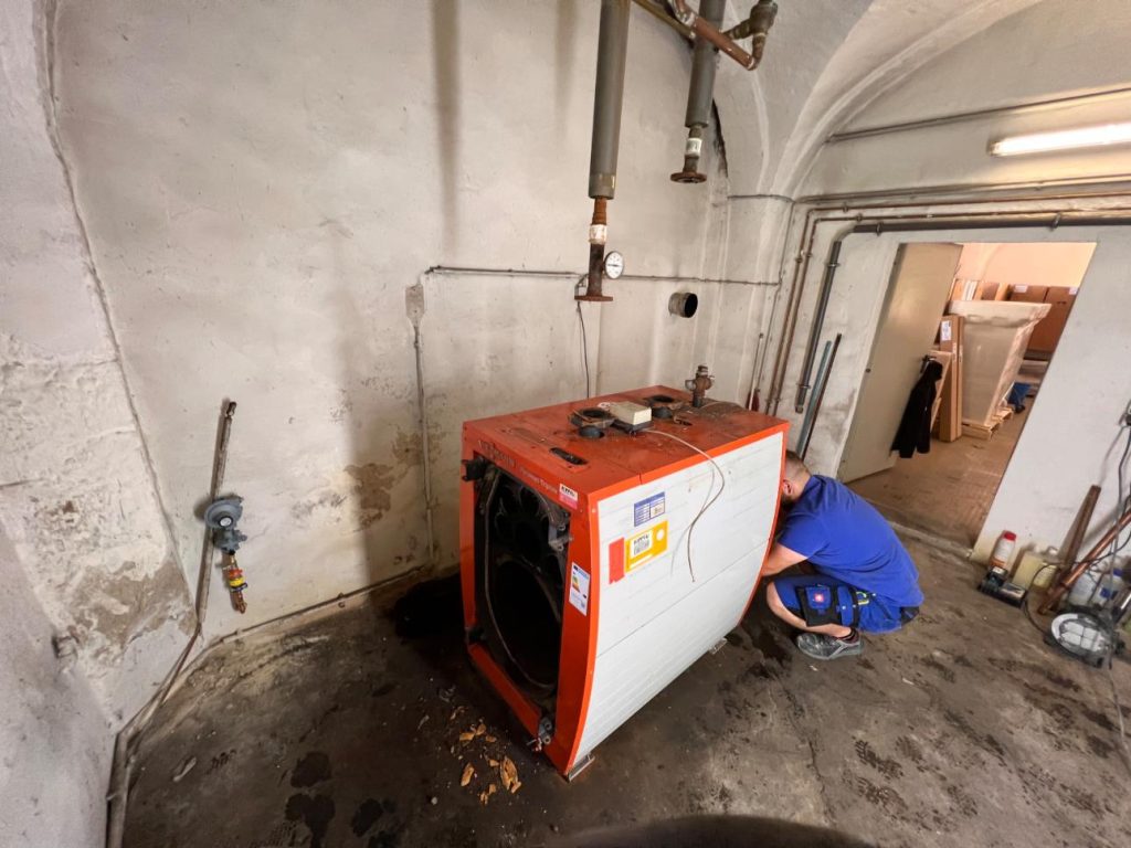 Heizgerät im Keller, Meisterbetrieb Stengel R.